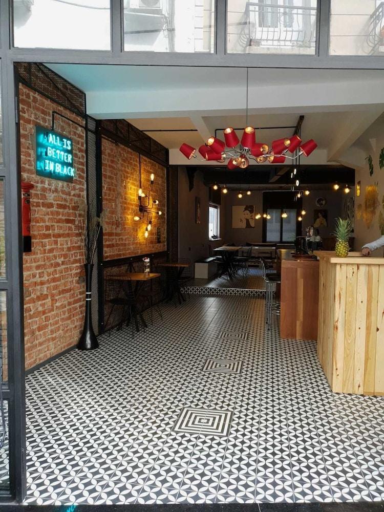 Black Aparthotel