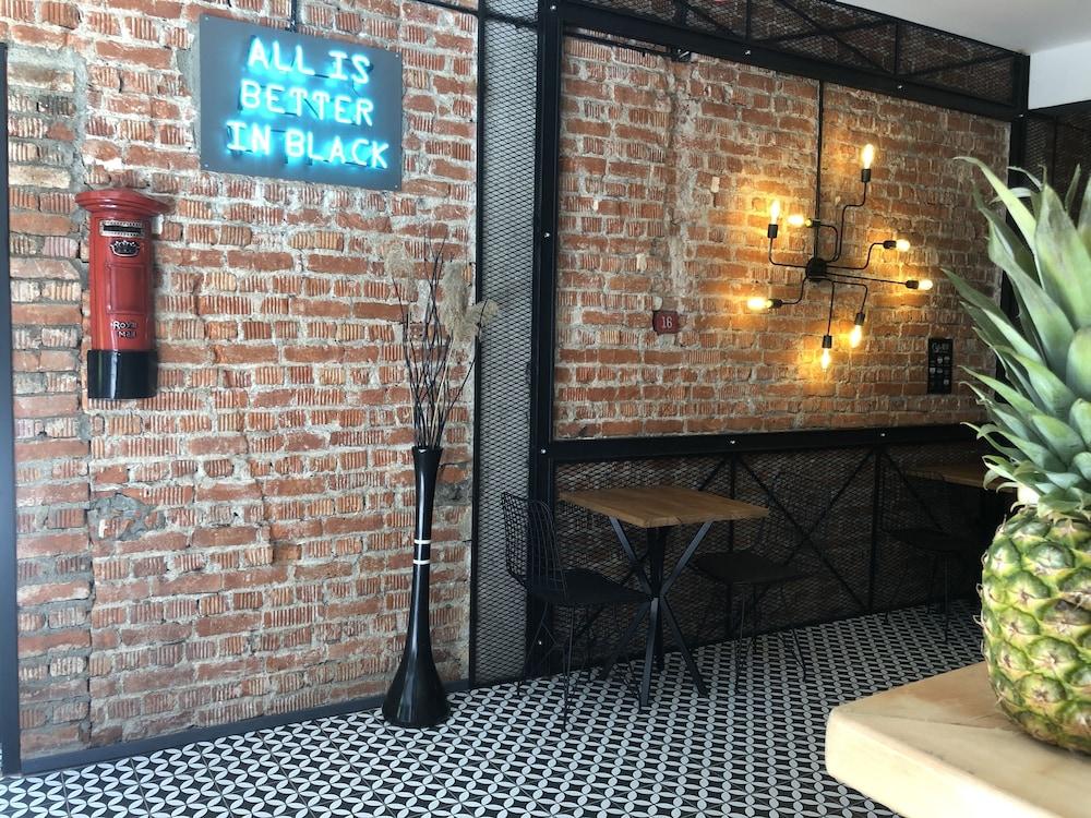 Black 2* Istanbul