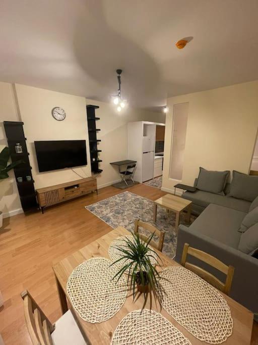 A Lovely And New Place In Beylikduzu Apartment