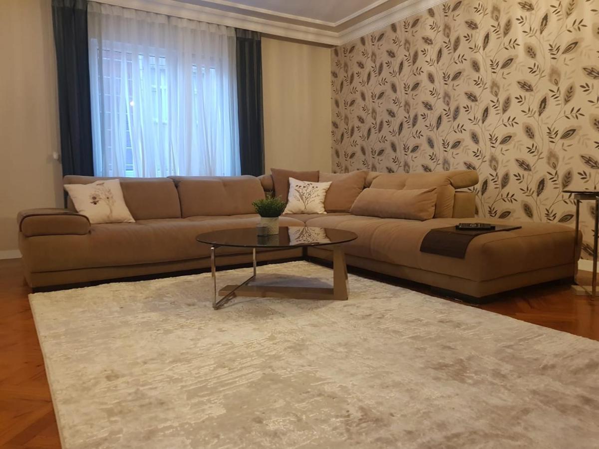 5 Minutes To Subway Apartment