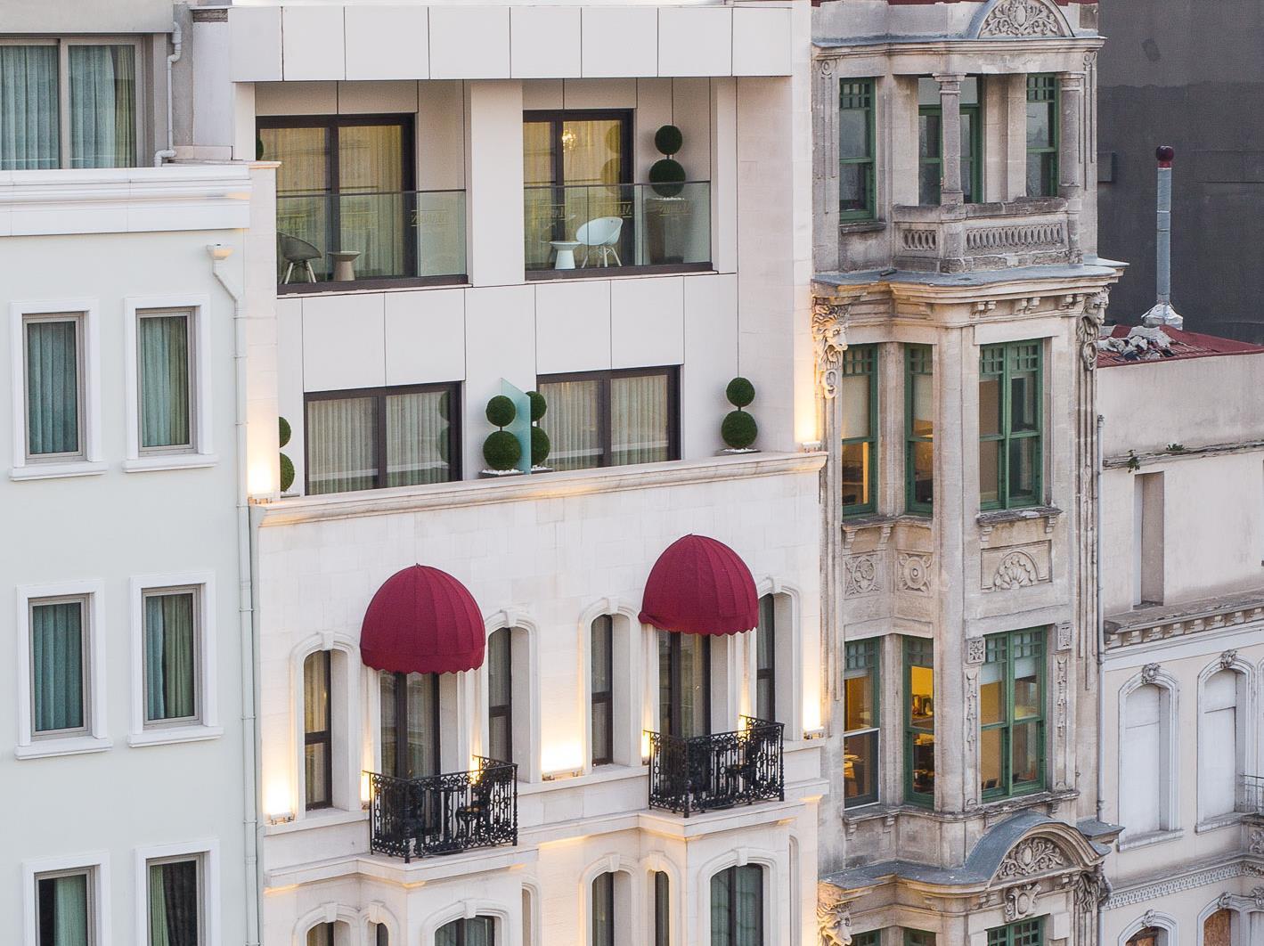 Maroon Pera