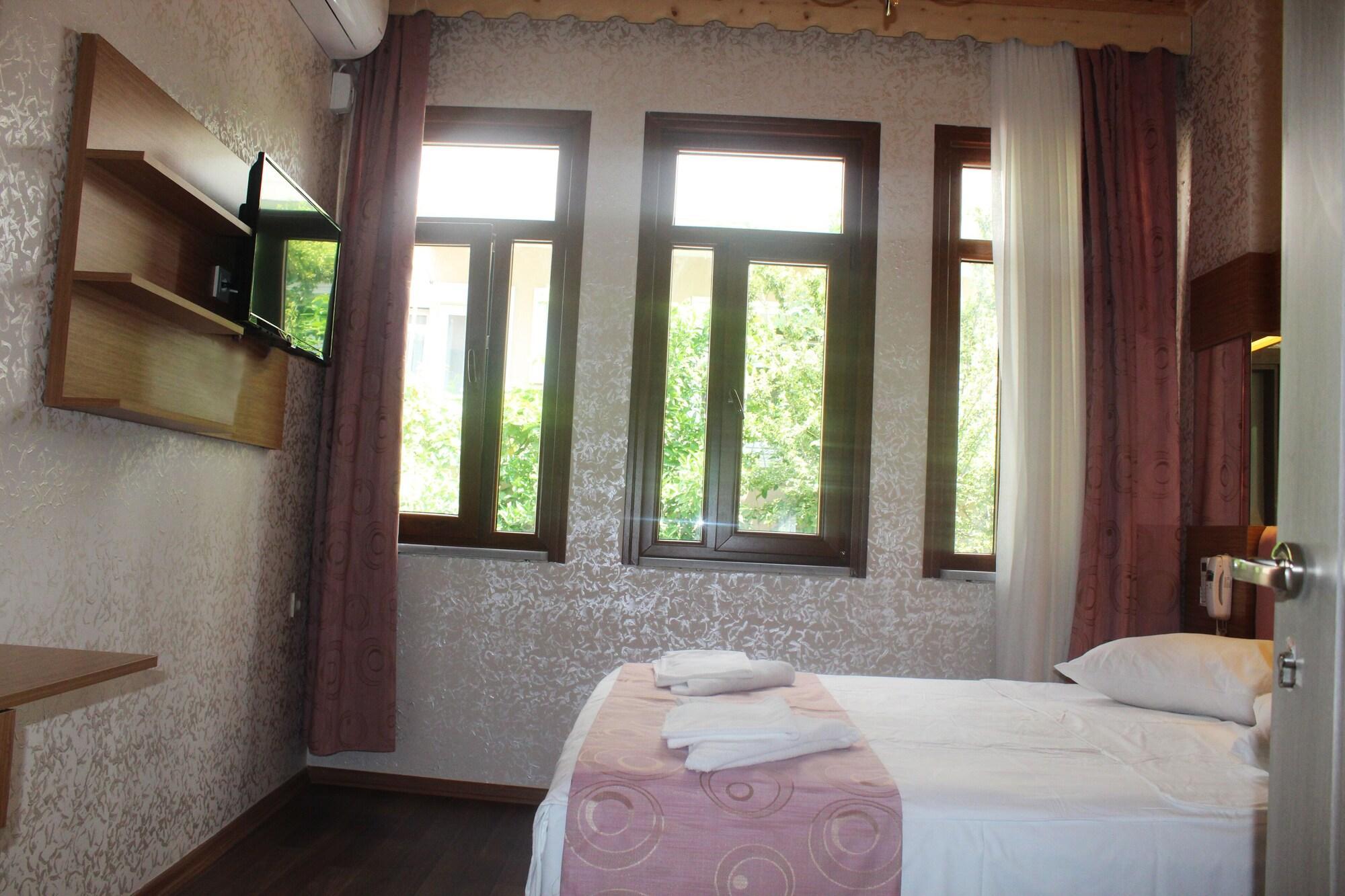 Hotel Megaron 3*