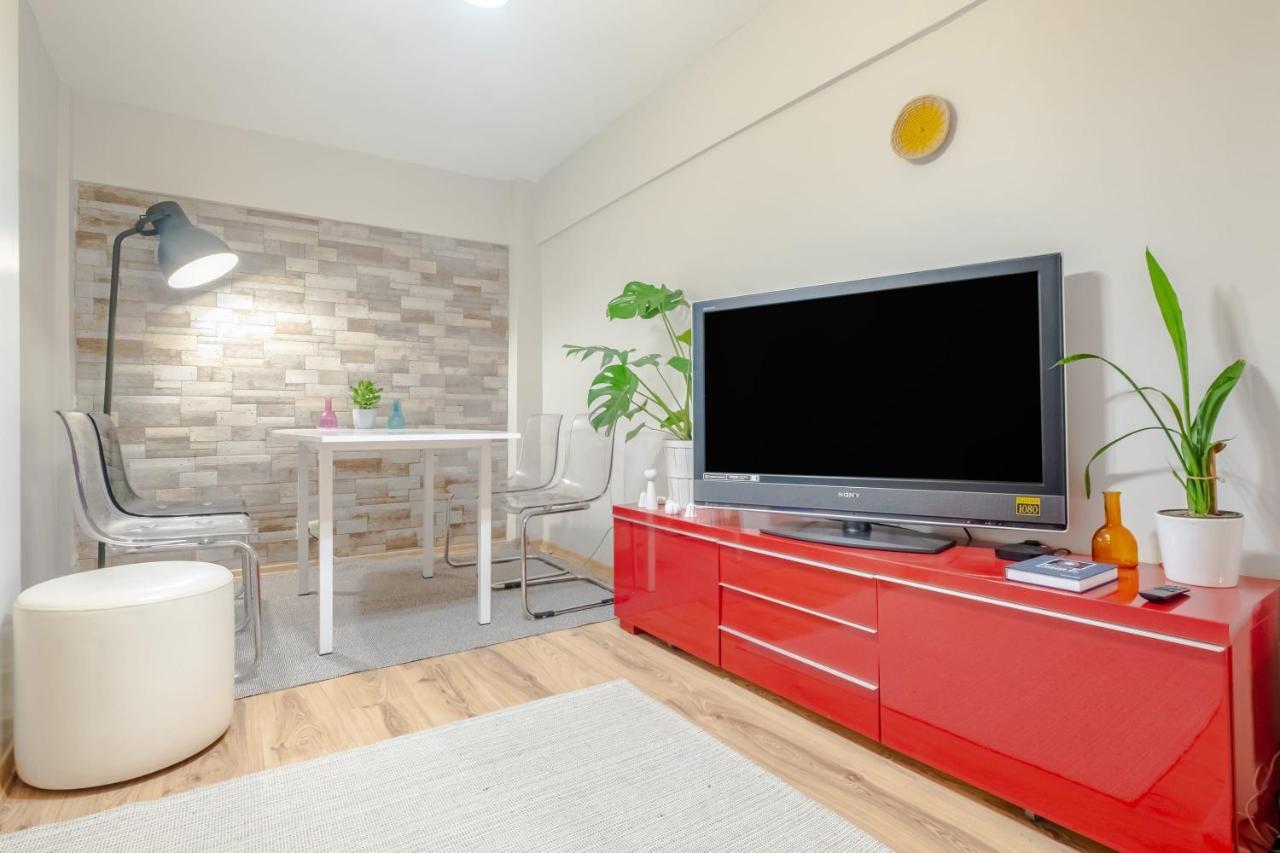Colorful And Flat With Balcony In Kadikoy