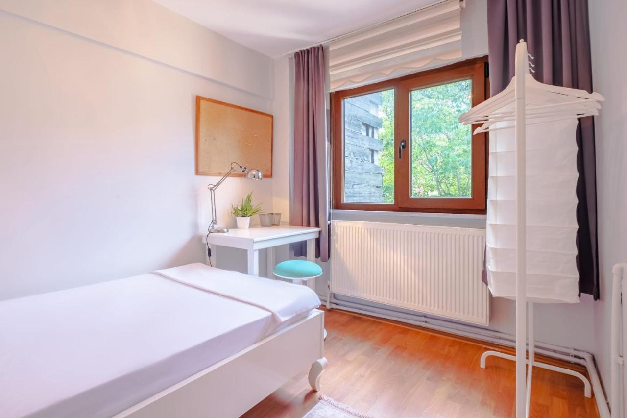 Colorful And Flat With Balcony In Kadikoy *