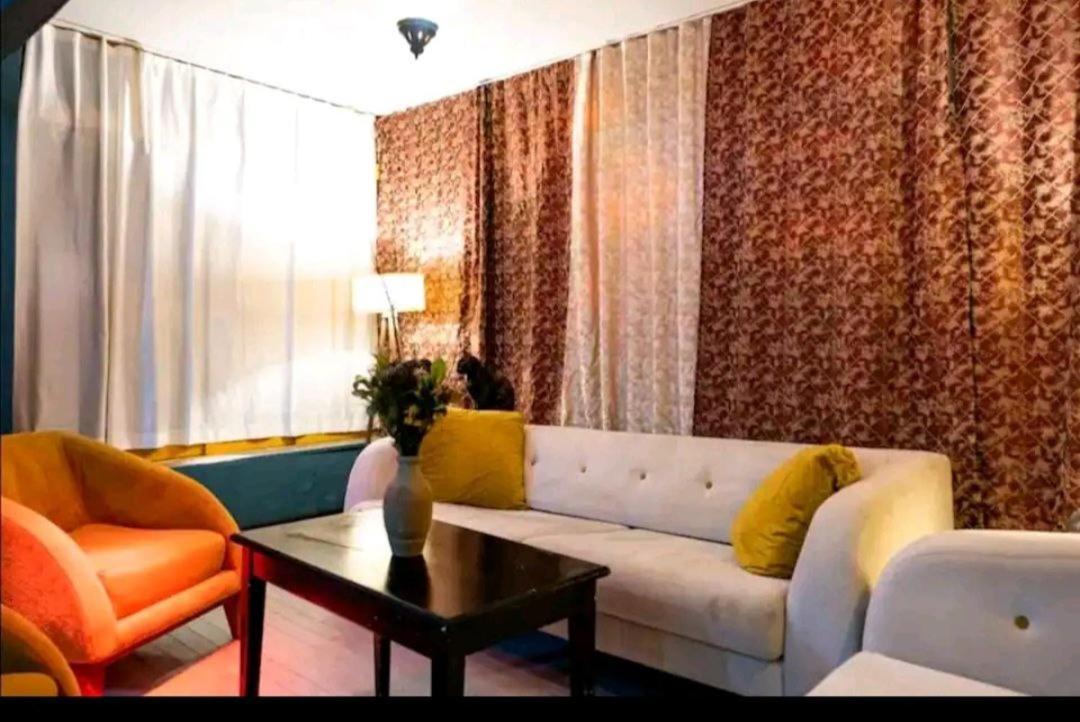 Apartment Perfect Location 3 Bedroom 1 Lr Cozy *