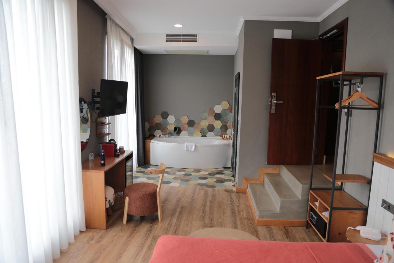 Old Colorful Balat Petrion Otel