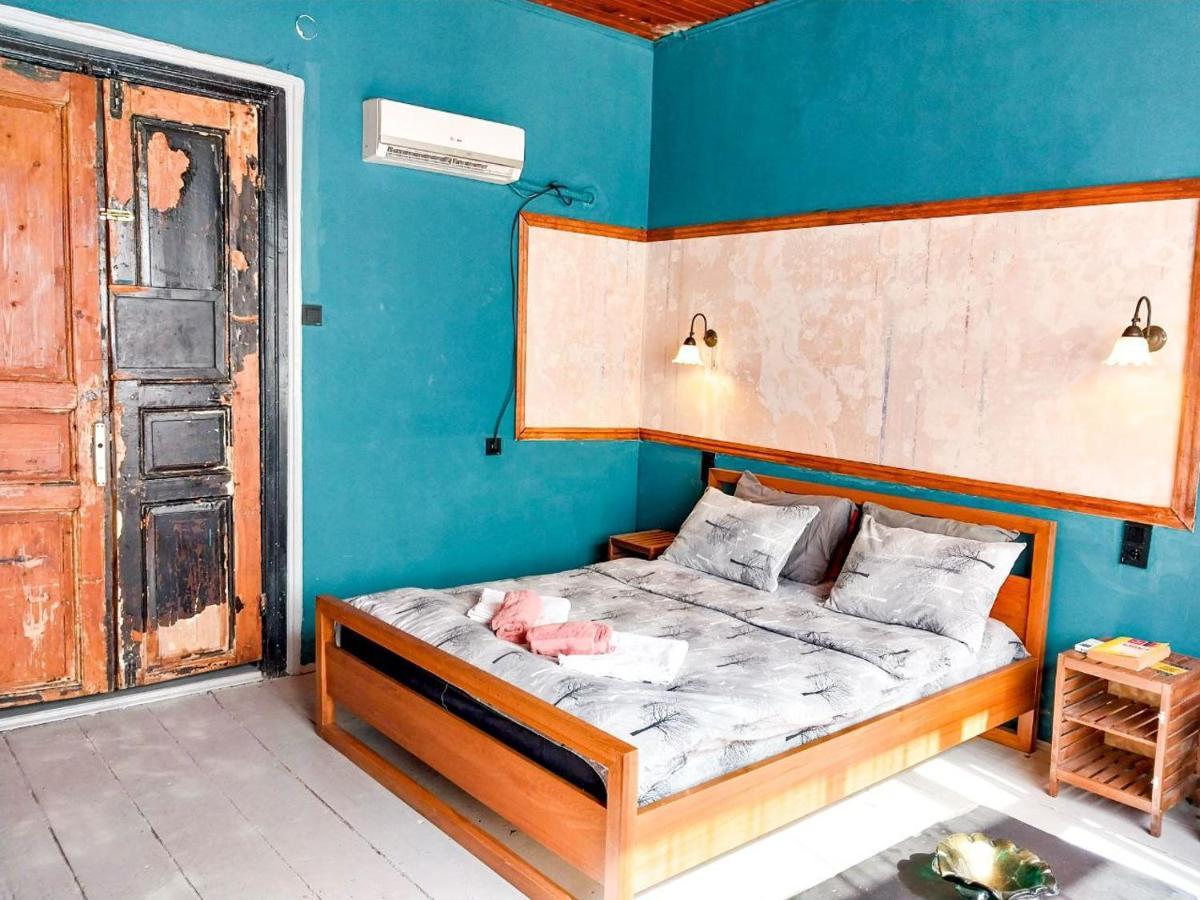 Apartment Perfect Location 3 Bedroom 1 Lr Cozy *