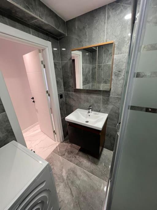 Apartment Zeytinburnu Merkezi Konumda, Sifir Daire & Esyalar
