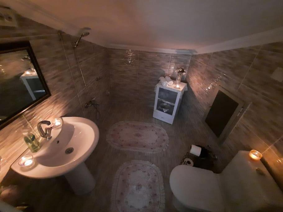 Deniz Manzarasi, Marti Sesleri Esliginde Apartment