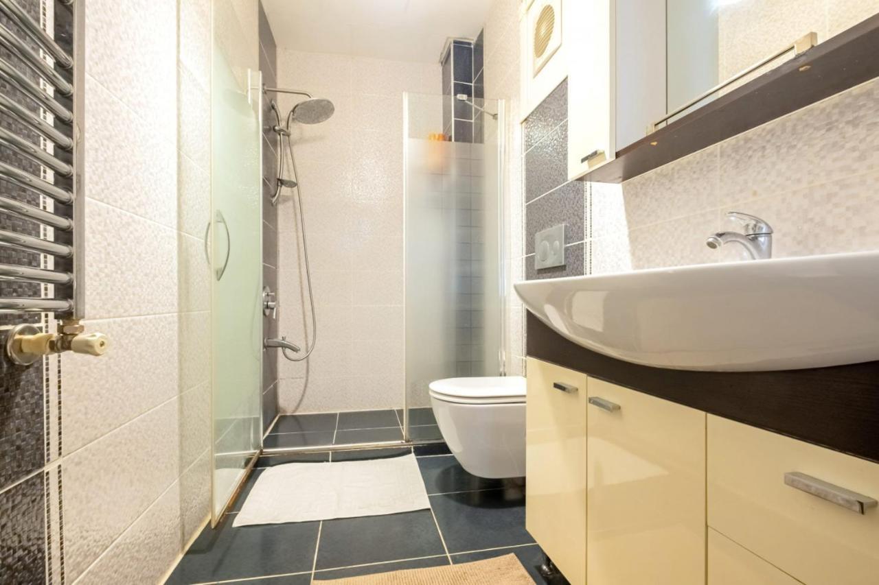 Daire Flat With Garden Close To Coast In Uskudar İstanbul