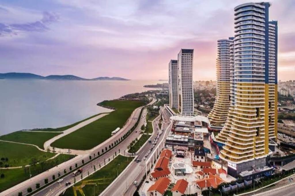 Wonderfully Located Seaside 3 Minutes To Metro * Istanbul