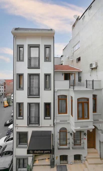 Daphne Pera ; Sakura Apart, Center Apartment *