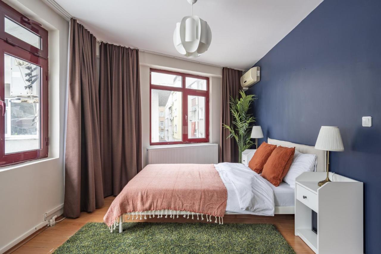 Central Flat With Balcony And Terrace In Sisli