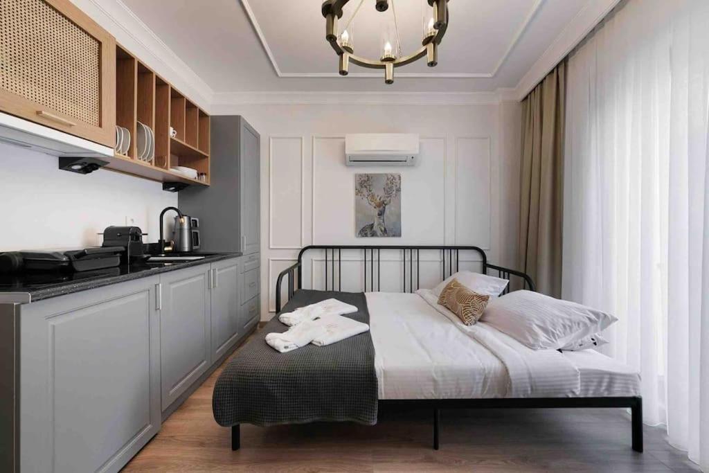 Daphne Pera ; Sakura Apart, Center Apartment