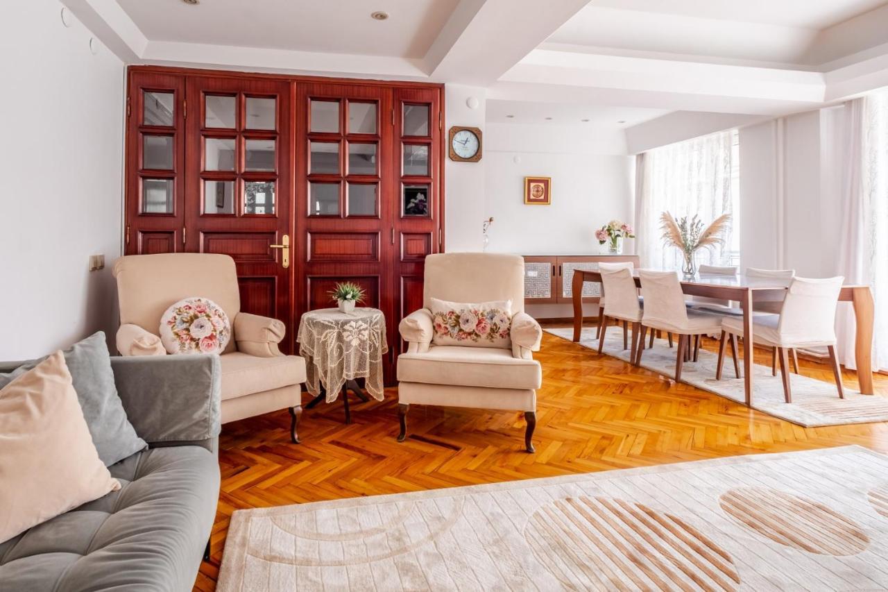 Flat With Balcony Near Zorlu Center Istanbul