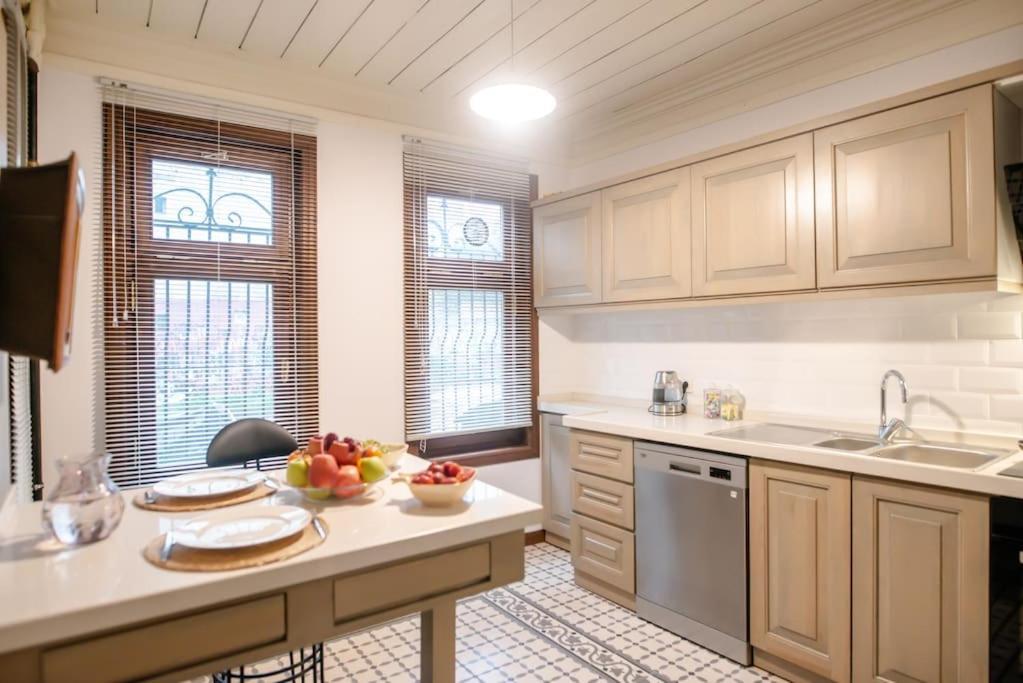 Historical Greco-Ottoman Pavilion Near Tram In Fatih Apartment *