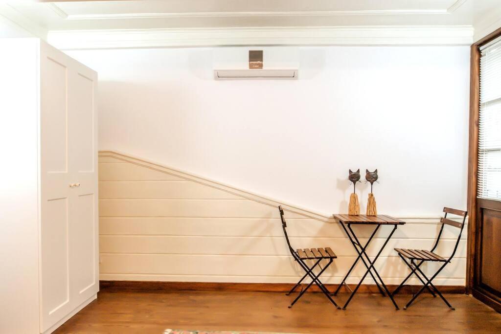 Historical Greco-Ottoman Pavilion Near Tram In Fatih Apartment
