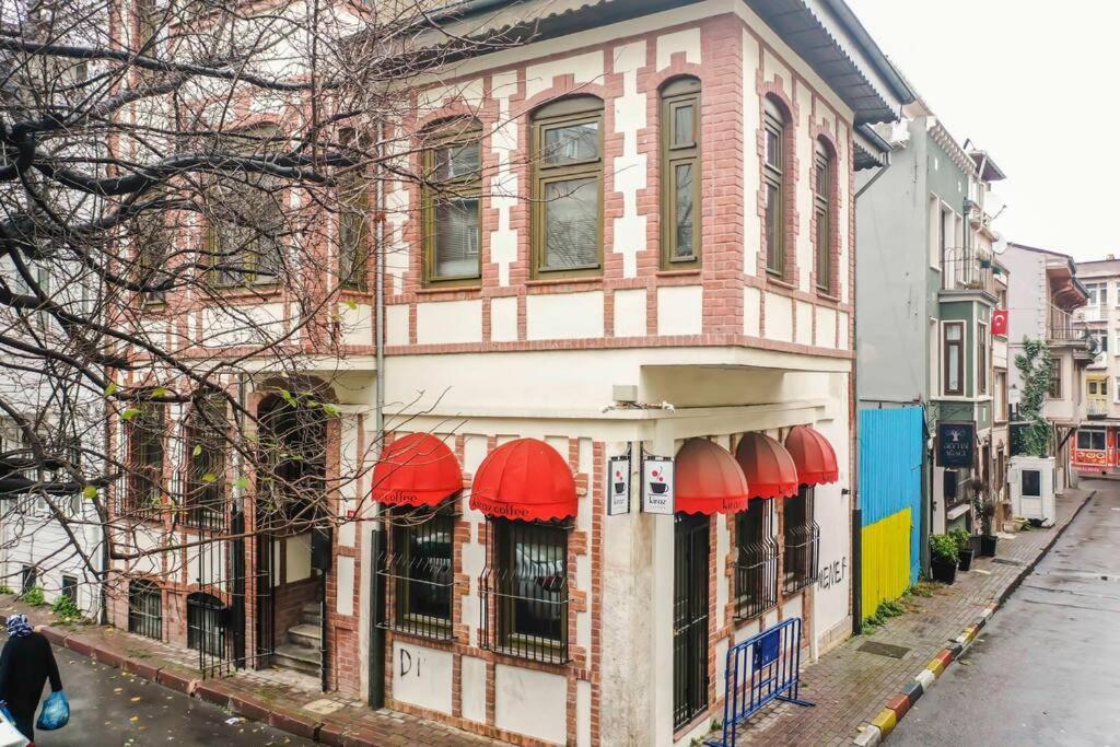Historical Greco-Ottoman Pavilion Near Tram In Fatih Istanbul