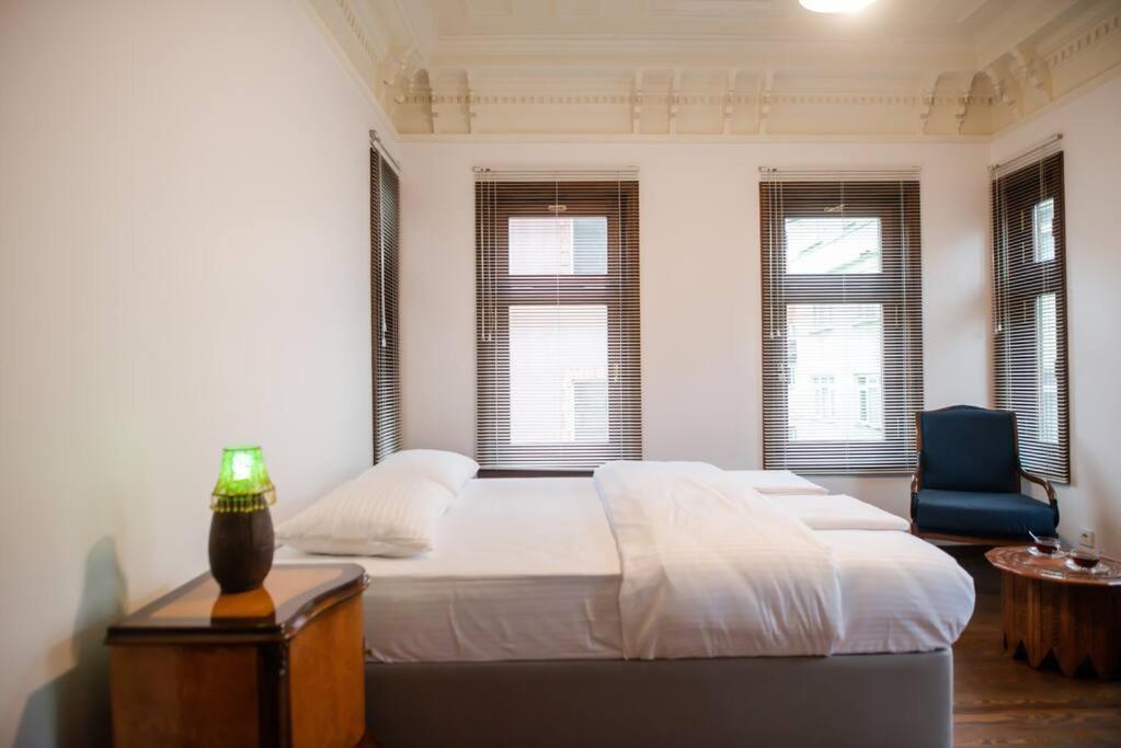 Historical Greco-Ottoman Pavilion Near Tram In Fatih Apartment