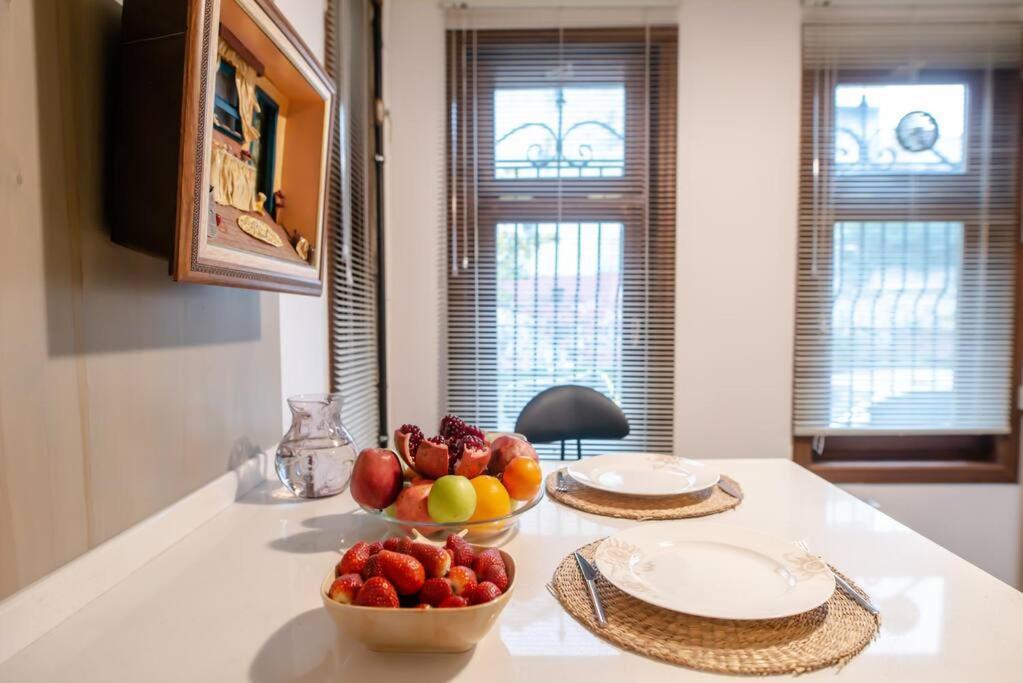 Historical Greco-Ottoman Pavilion Near Tram In Fatih Apartment