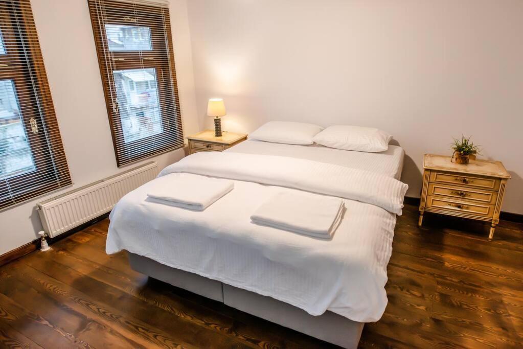 Historical Greco-Ottoman Pavilion Near Tram In Fatih Apartment