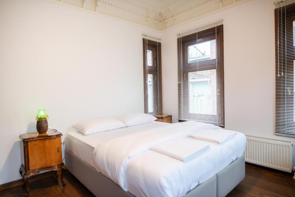 Historical Greco-Ottoman Pavilion Near Tram In Fatih Apartment *