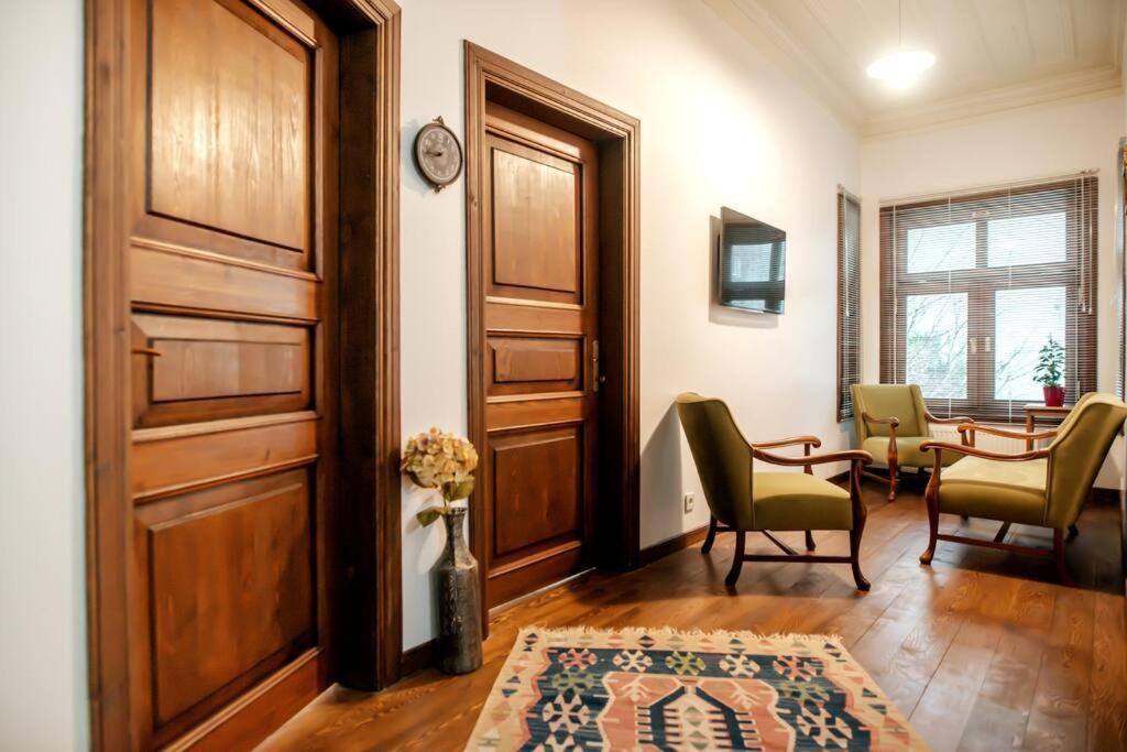Historical Greco-Ottoman Pavilion Near Tram In Fatih Apartment *