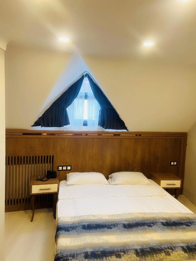 Crowned Otel