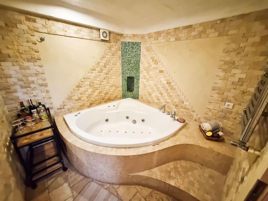 Delux Private Jacuzzi And Sauna Inside The Flat Istanbul