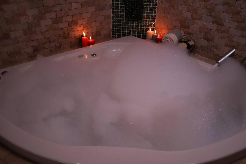 Delux Private Jacuzzi And Sauna Inside The Flat Apartment Istanbul