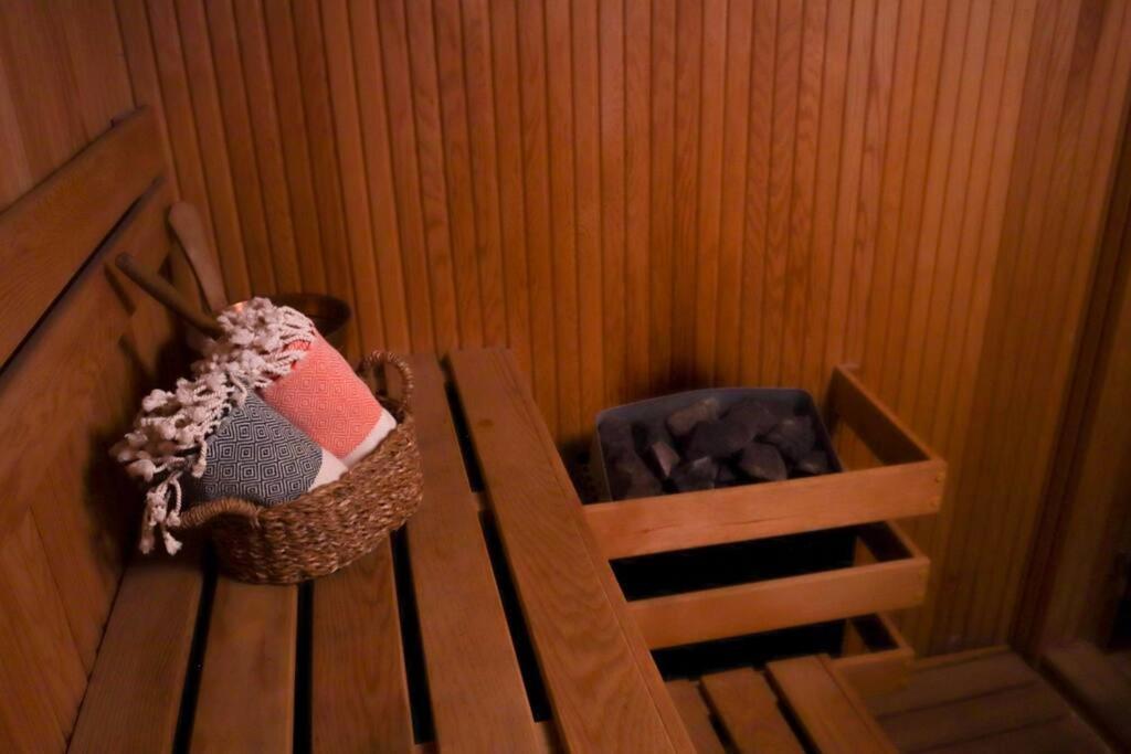 Apartment Delux Private Jacuzzi And Sauna Inside The Flat