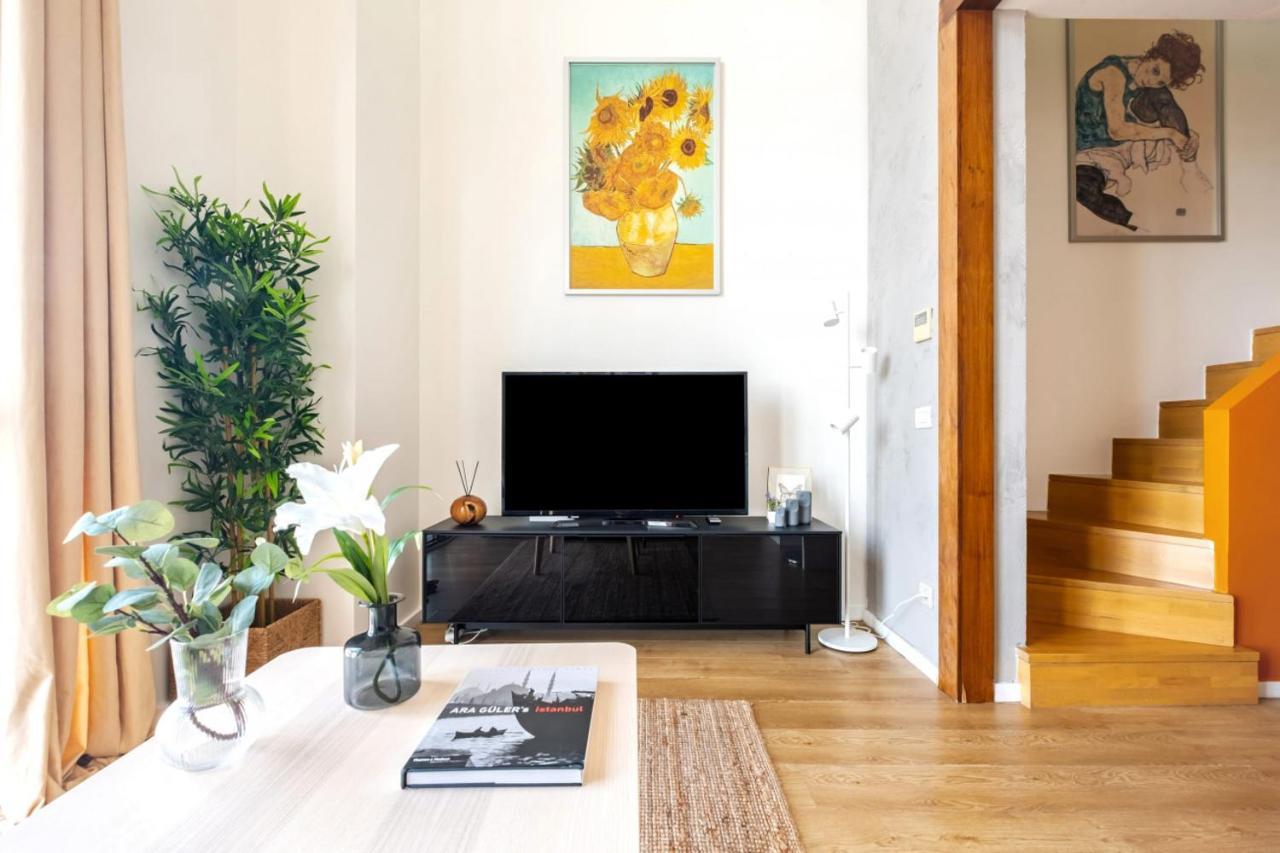 Cozy Loft With Skyline View In Modern Daire
