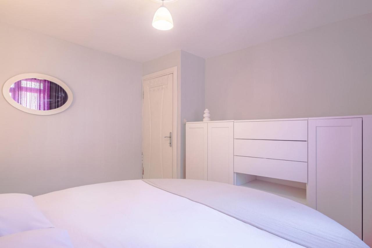 Colorful And Flat With Balcony In Kadikoy *