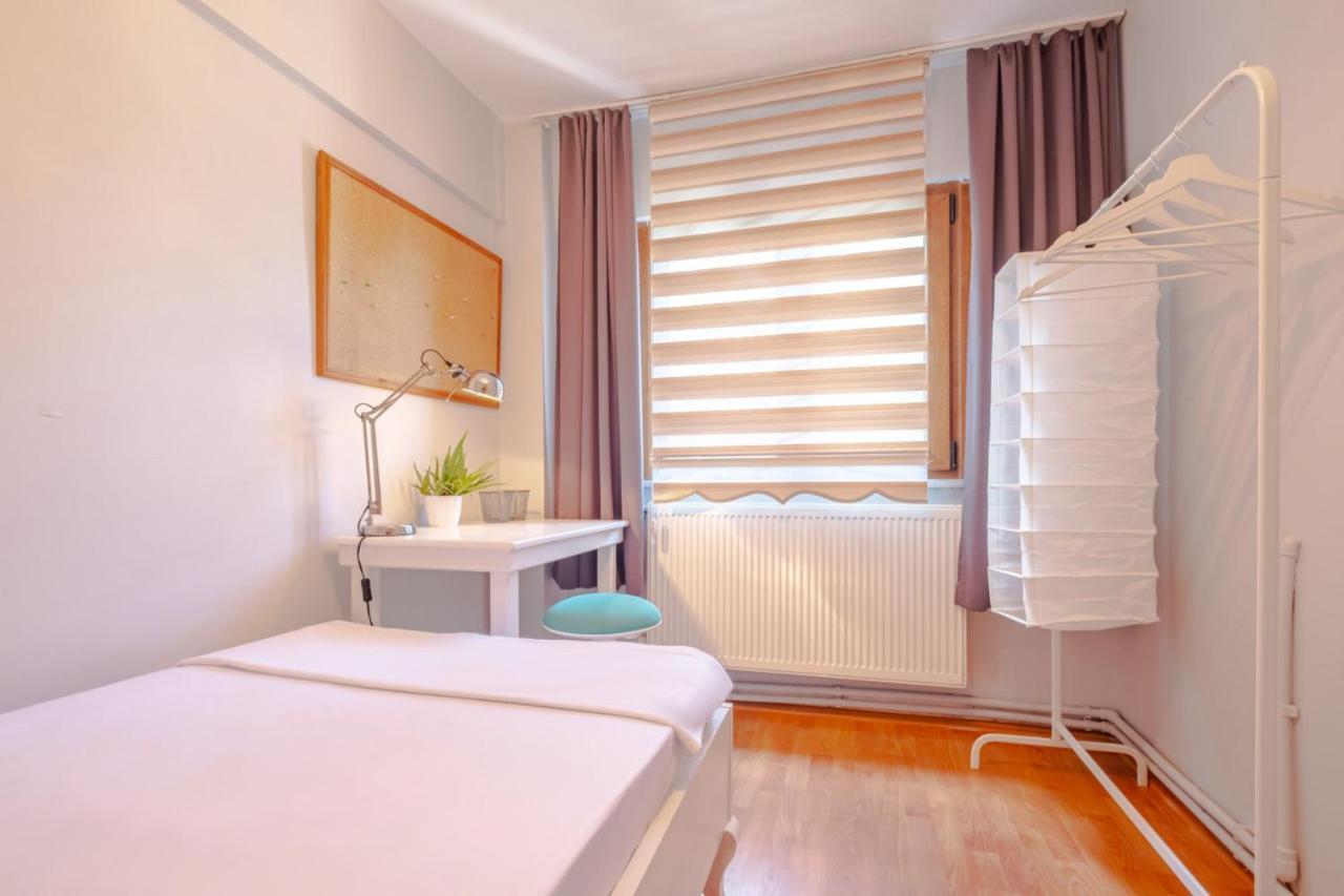 Colorful And Flat With Balcony In Kadikoy *