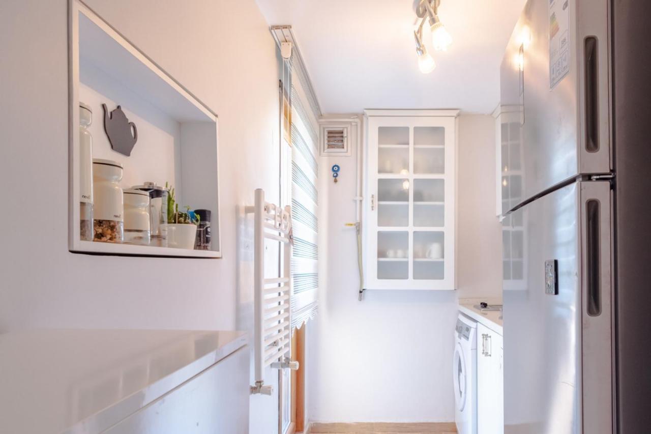 Colorful And Flat With Balcony In Kadikoy *
