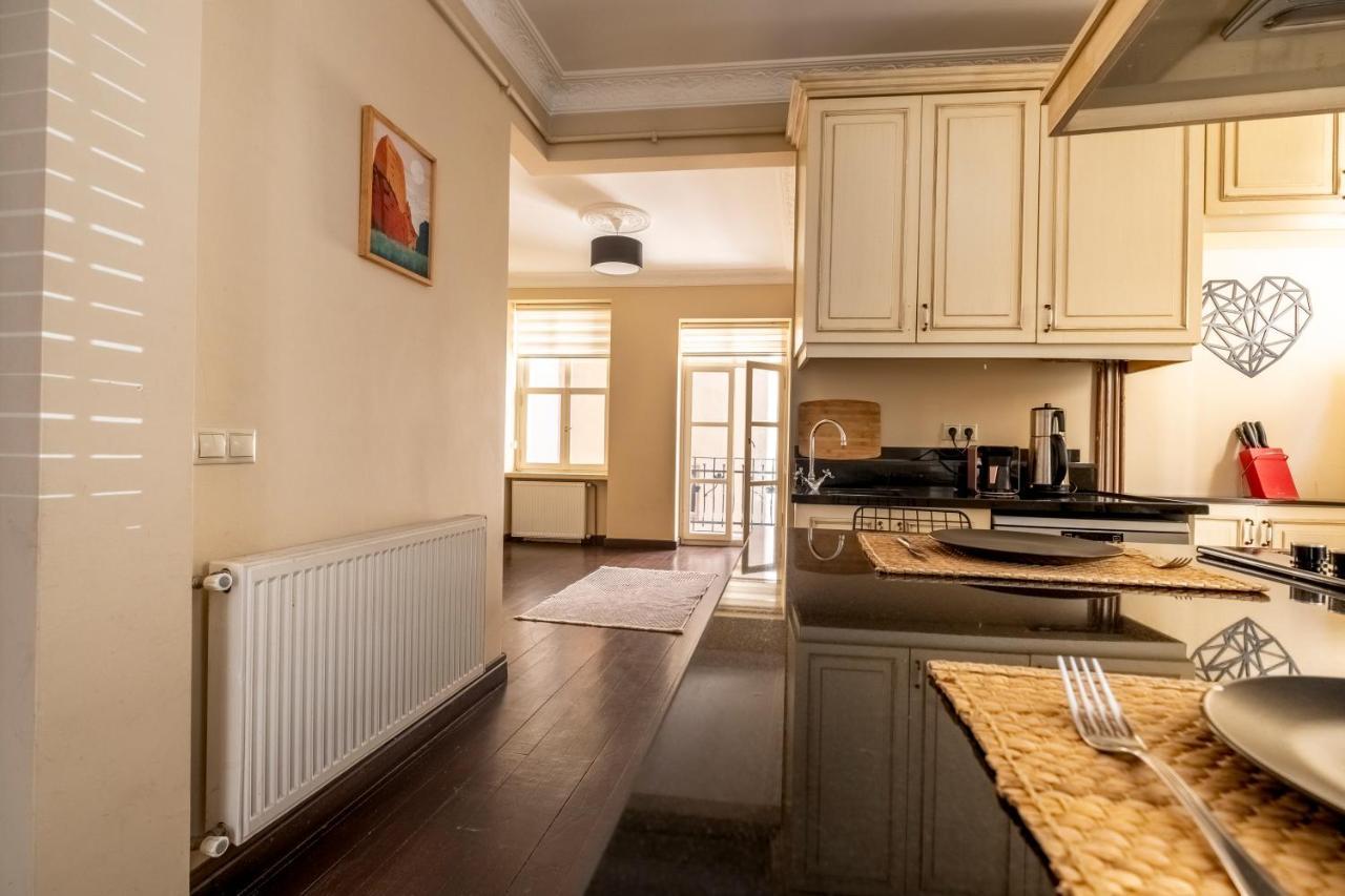 Designer Flat, 3br, 2ba Apartment *