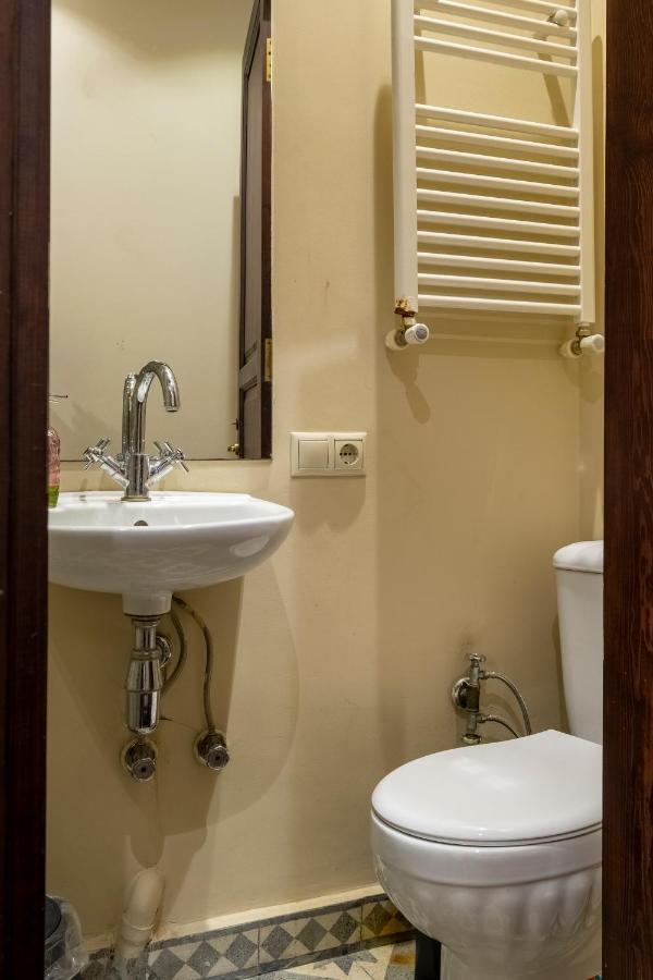 Designer Flat, 3br, 2ba Apartment *