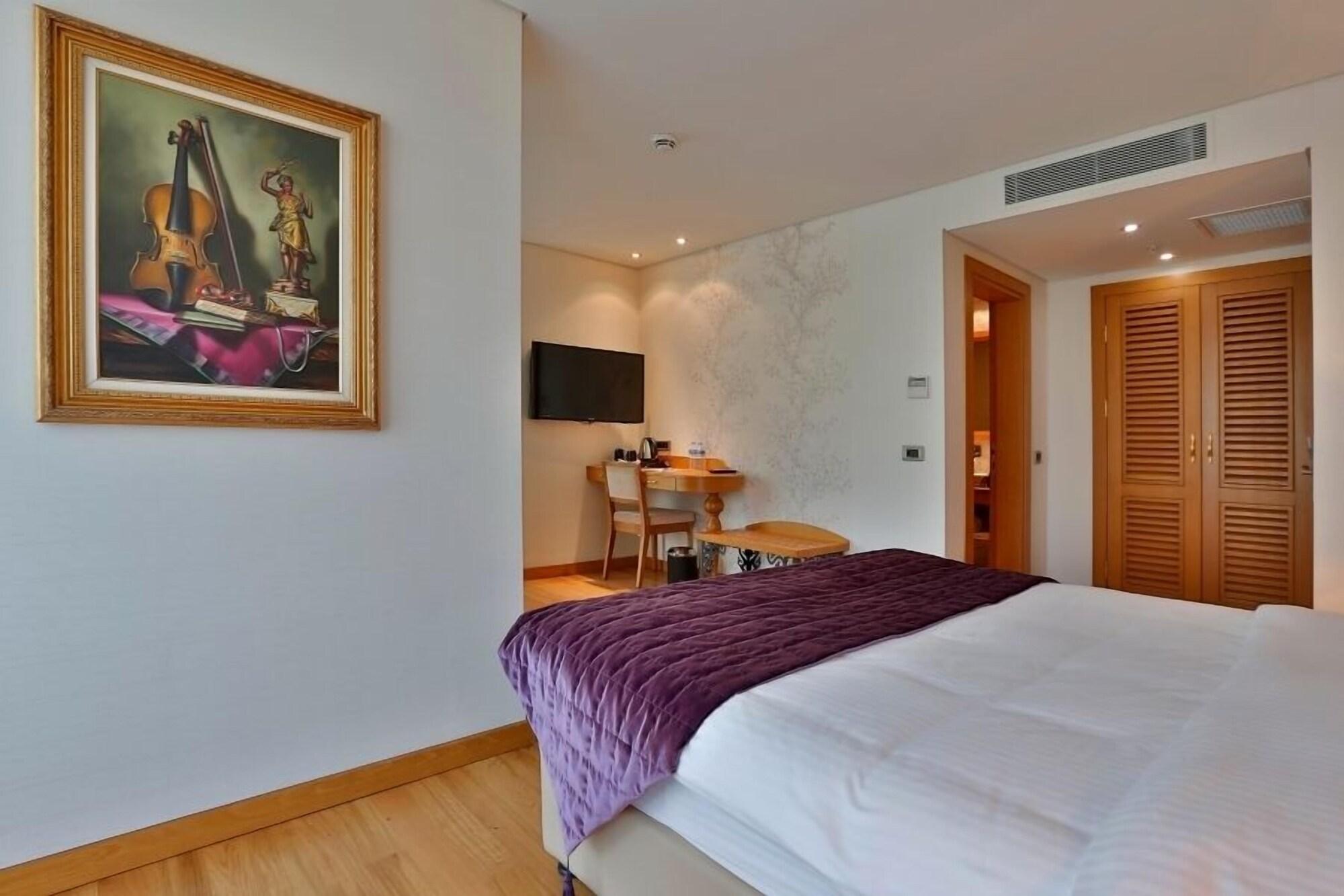 Queen & 4* Istanbul