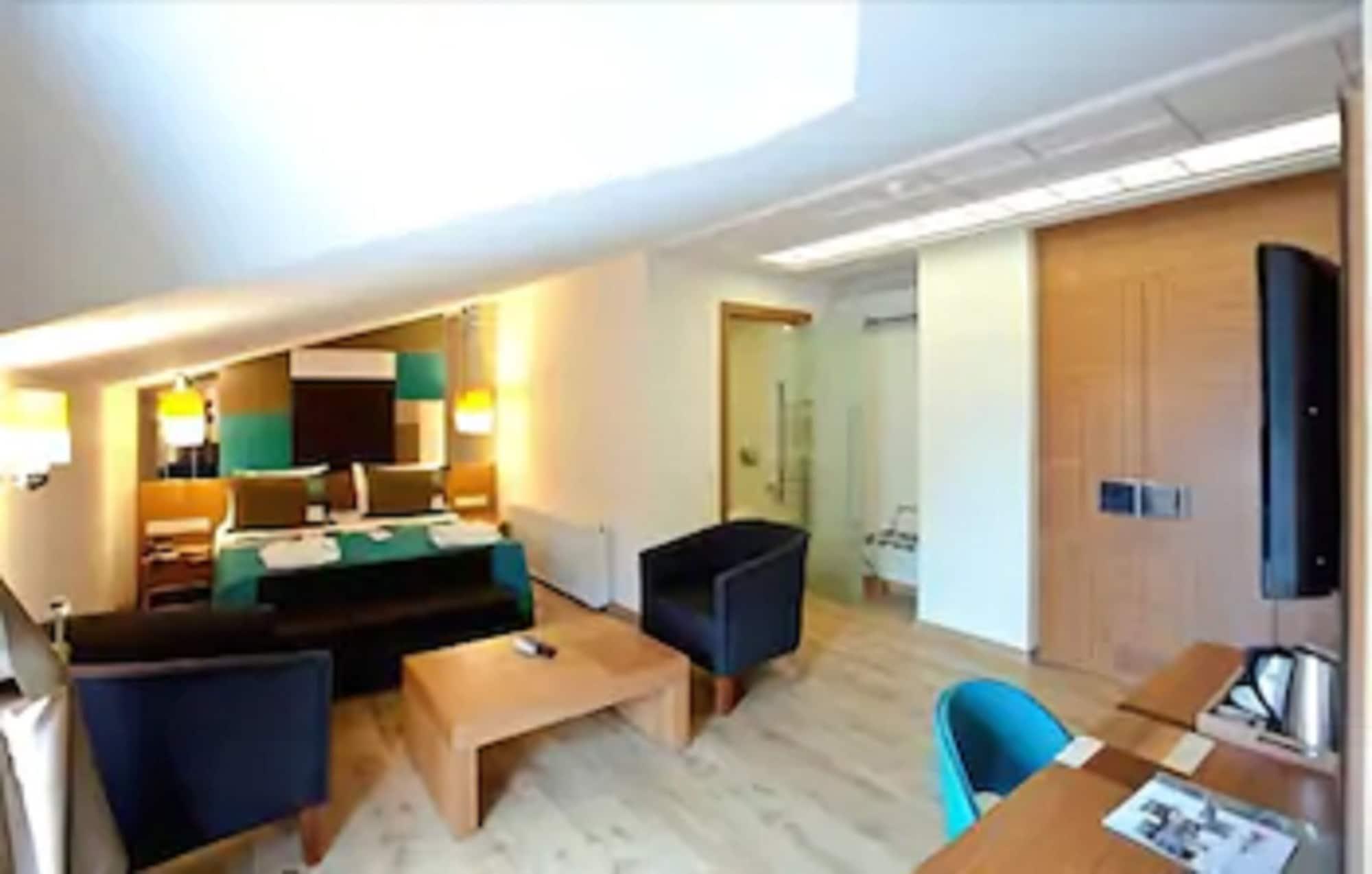 Hotel Collage Pera