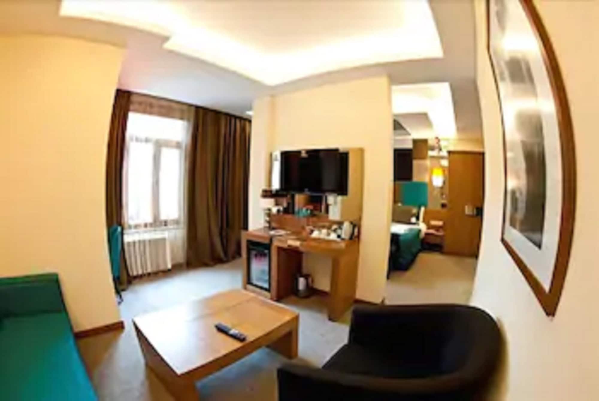 Hotel Collage Pera