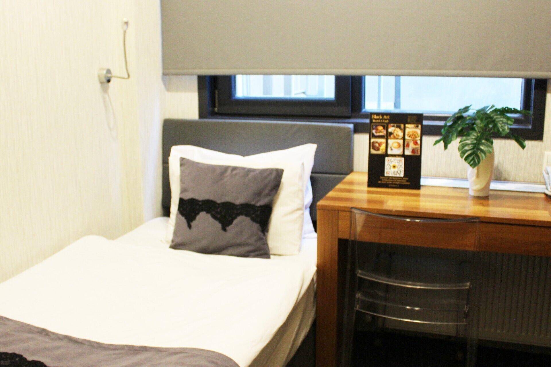 Aparthotel Black 2*