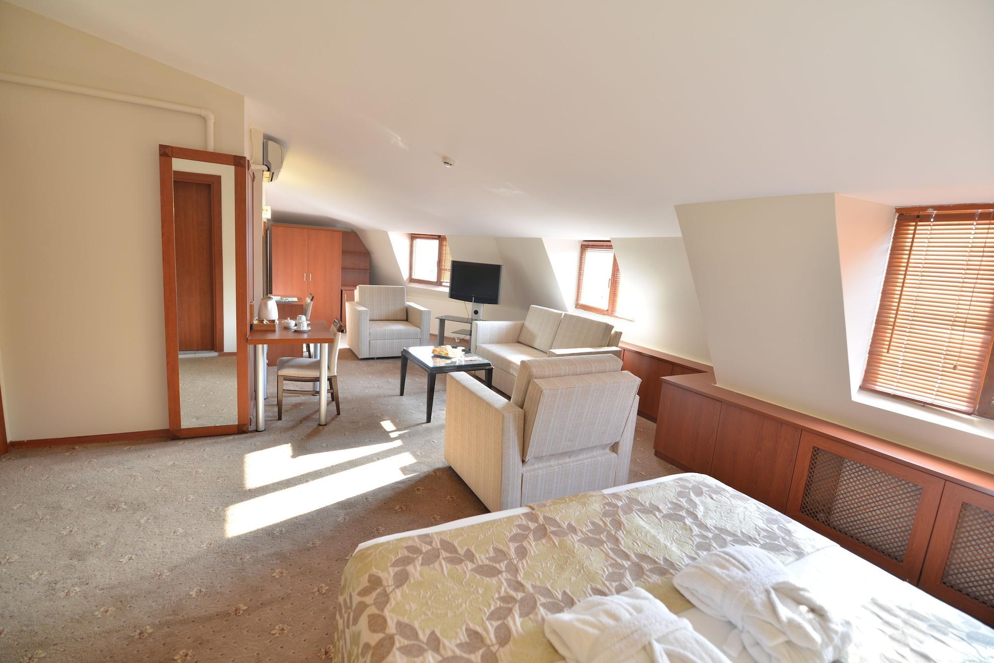 Golden Siyav Hotel