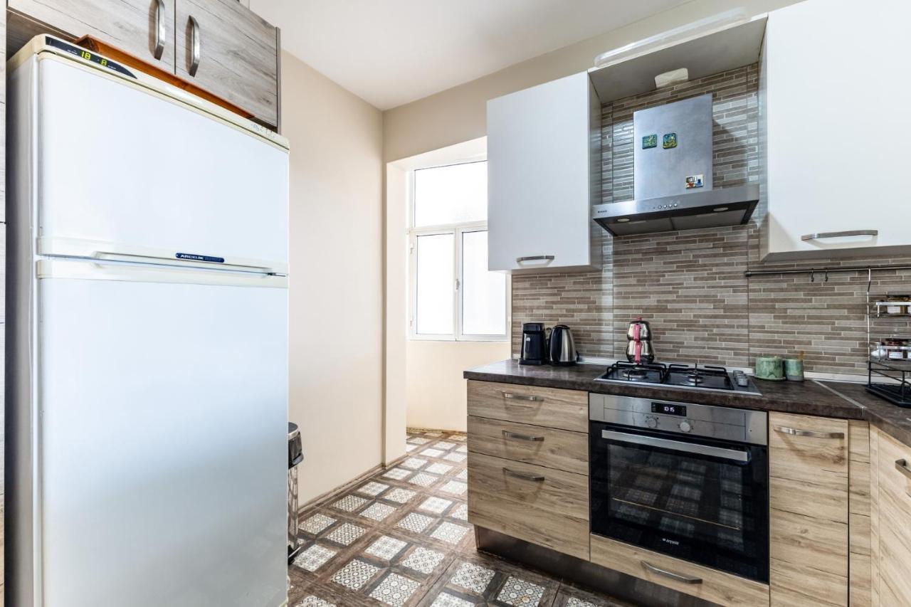 Spacious Flat W Balcony 3 Min To Kadikoy Square *