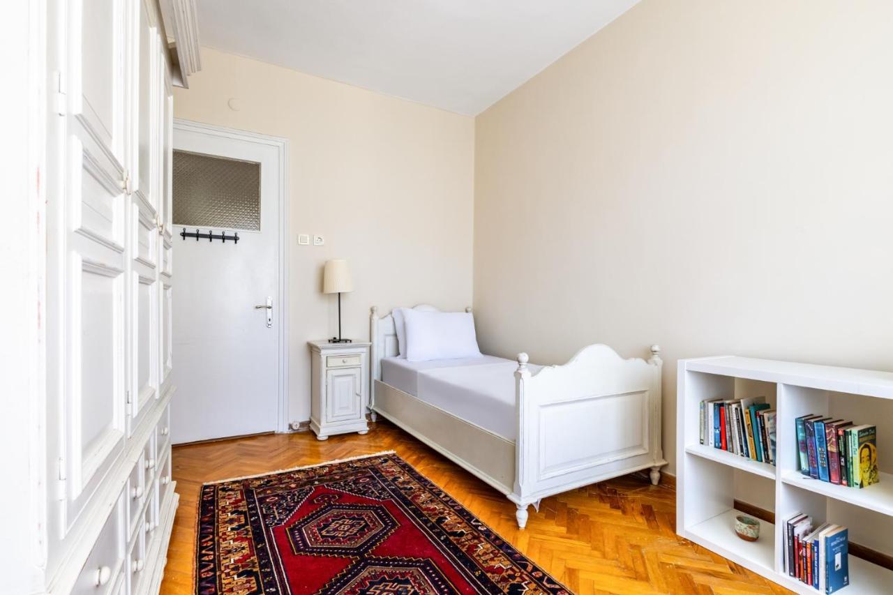 Spacious Flat W Balcony 3 Min To Kadikoy Square