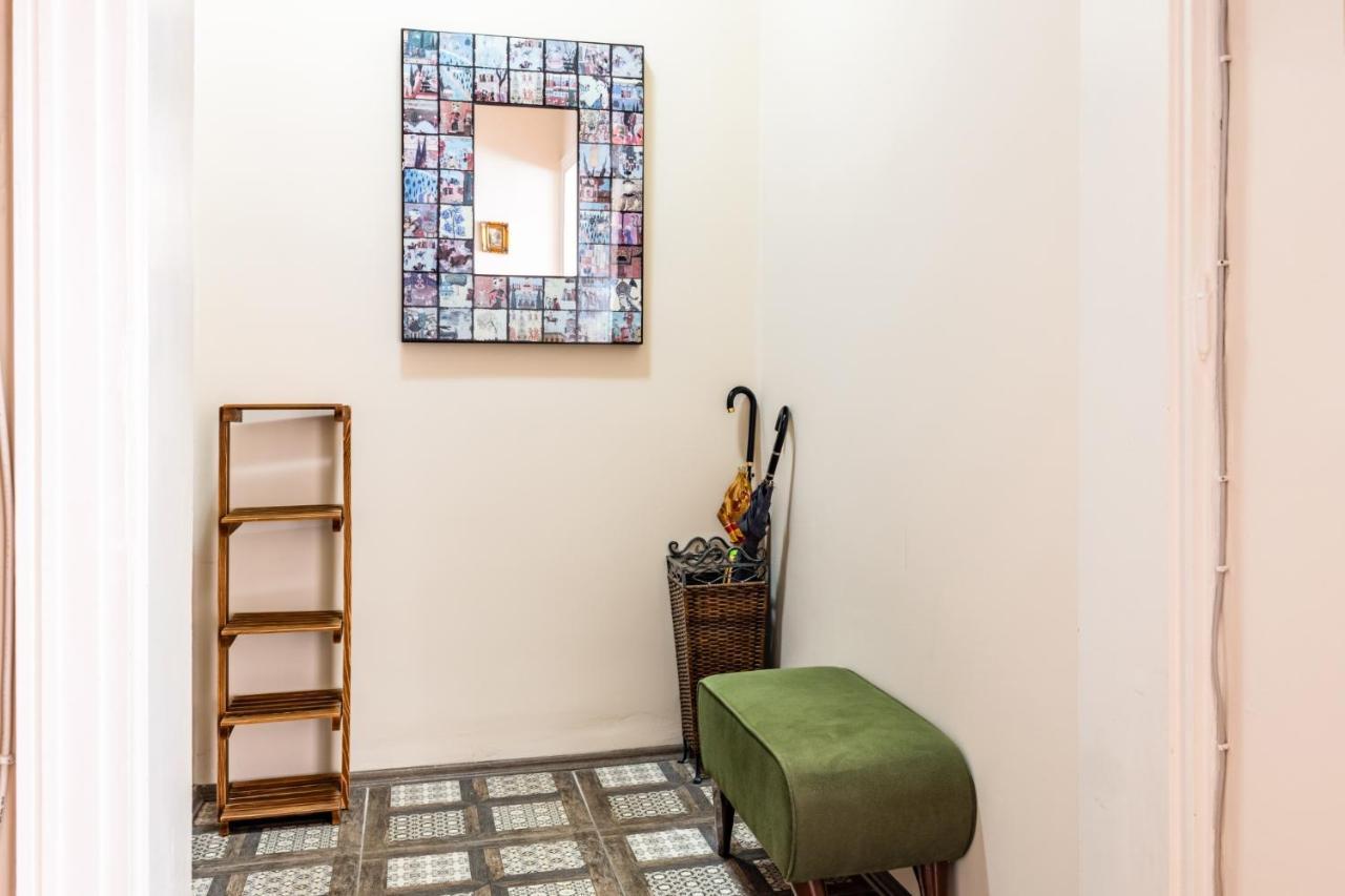 Spacious Flat W Balcony 3 Min To Kadikoy Square *