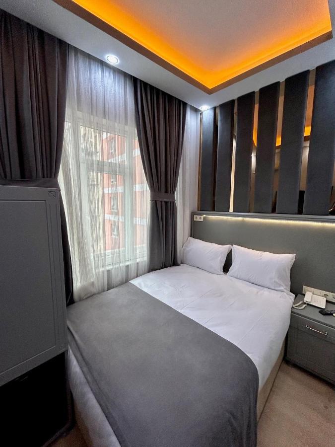 Crowned Hotel