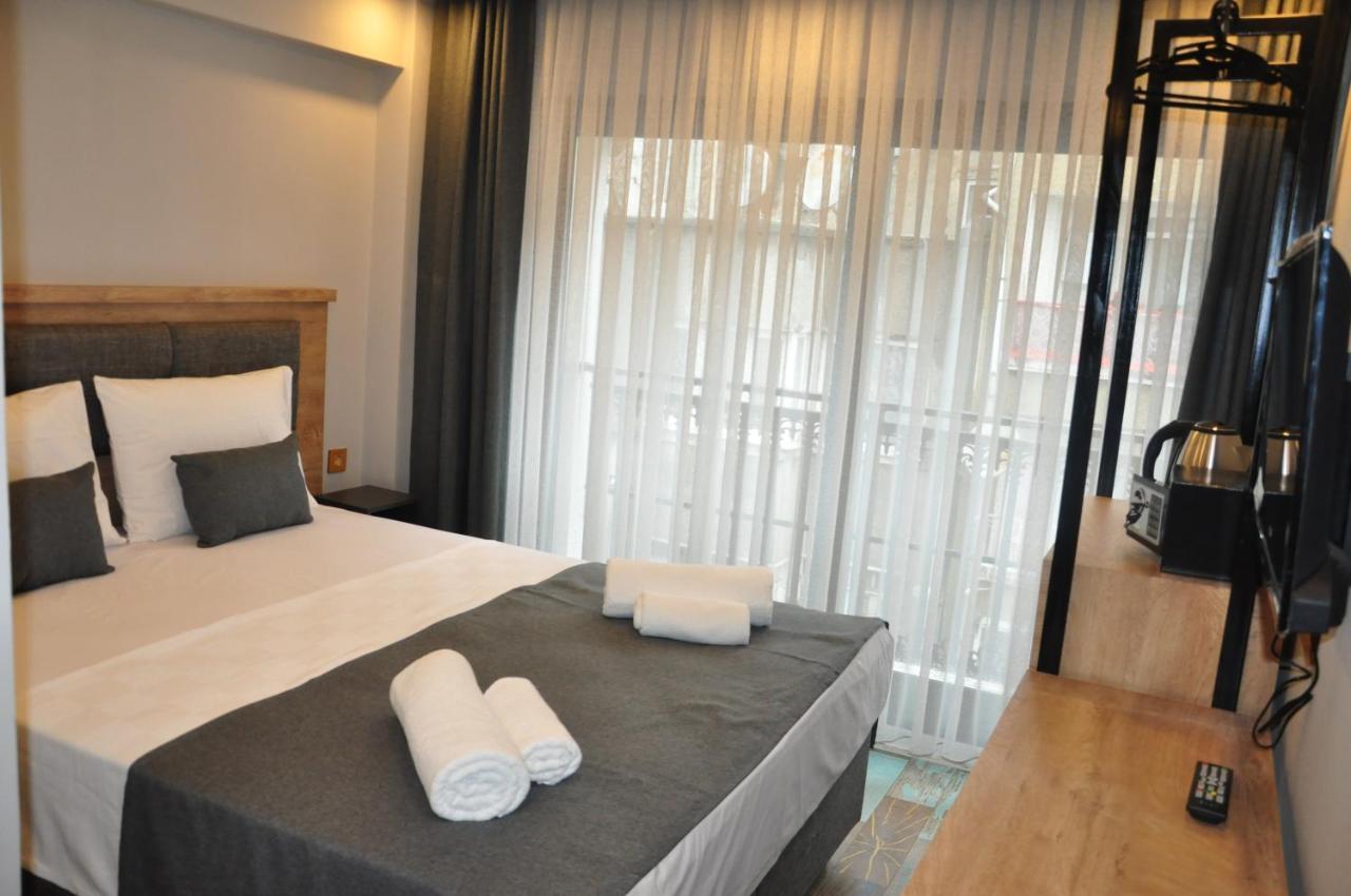 Check In Hotel *