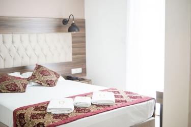 The Reina Hotel 3*