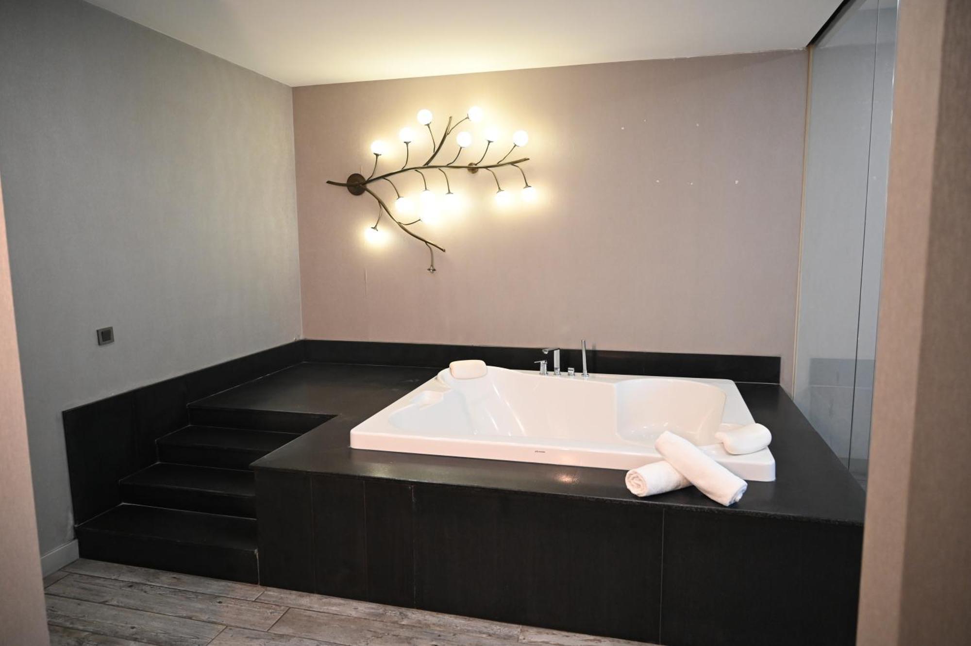 Agora Aparthotel 2*