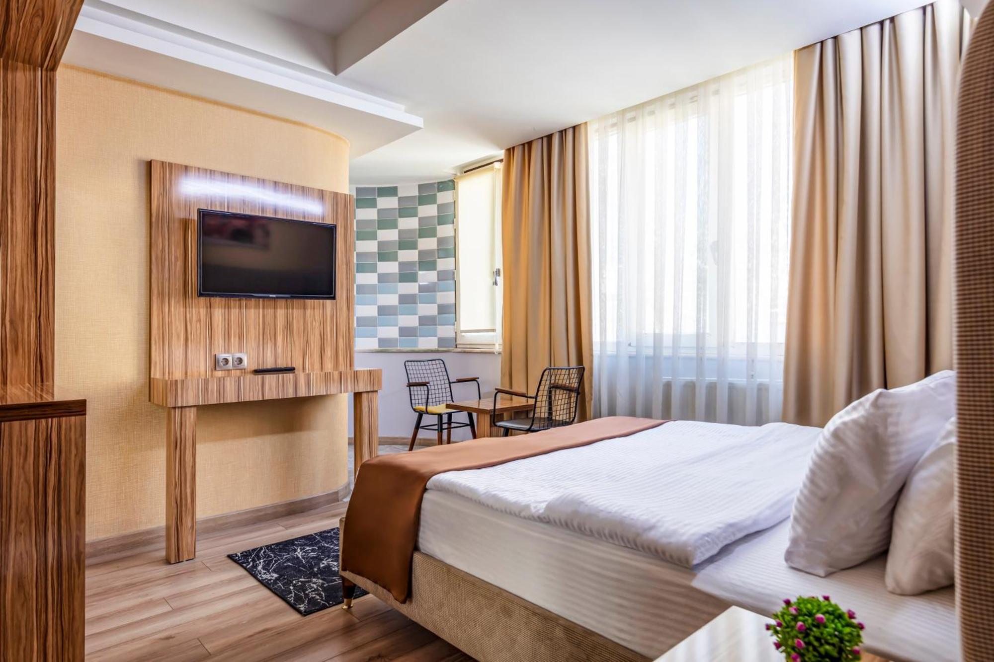 Hotel Dem Airport